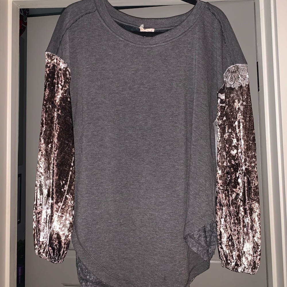 Velvet puffy sleeved long sleeve shirt